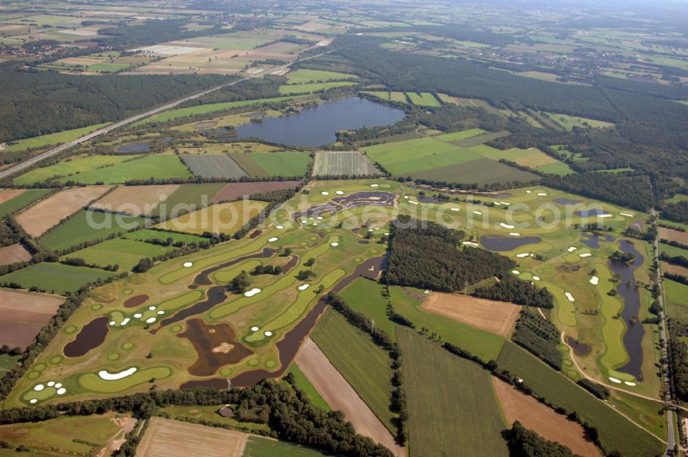 Aerial image Glinde - Blick auf das Golf Gut Glinde mit See. Das Golf Gut Glinde zählt zu den jüngsten Golfanlagen im Norden. Die Gründung des Gutes erfolgte im Jahr 2002. Derzeit umfasst die Anlage einen 18-Loch-Championship-Platz, einen öffentlichen 9-Loch-Platz sowie einen 6-Loch-Kurzplatz und Golf-Arena. Desweiteren verfügt das Golf Gut über ein Clubhaus mit Sekretariat, Pro Shop und Gastronomie. Kontakt: Golf Gut Glinde, In der Trift 4, 21509 Glinde, Tel.: +49(0)40 710050 6, Fax: +49(0)40 0050 79, E-Mail: info@golf-gut-glinde.de