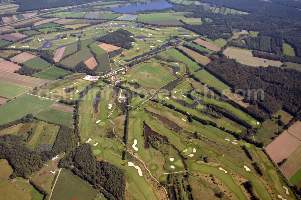 Aerial photograph Glinde - Blick auf das Golf Gut Glinde mit See. Das Golf Gut Glinde zählt zu den jüngsten Golfanlagen im Norden. Die Gründung des Gutes erfolgte im Jahr 2002. Derzeit umfasst die Anlage einen 18-Loch-Championship-Platz, einen öffentlichen 9-Loch-Platz sowie einen 6-Loch-Kurzplatz und Golf-Arena. Desweiteren verfügt das Golf Gut über ein Clubhaus mit Sekretariat, Pro Shop und Gastronomie. Kontakt: Golf Gut Glinde, In der Trift 4, 21509 Glinde, Tel.: +49(0)40 710050 6, Fax: +49(0)40 0050 79, E-Mail: info@golf-gut-glinde.de