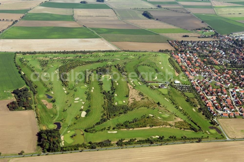 Wolfenbüttel from the bird's eye view: Blick auf den Golfclub Rittergut Hedwigsburg in Kissenbrück. Der Golfclub Rittergut Hedwigsburg gehört mit seinen 900 Mitgliedern zu den größten Golfclubs im Landesgolfverband Niedersachsen/Bremen. Gegründet wurde er am 14. September 1994. Der Golfplatz umfasst ein Gelände von 60 ha mit 18 Löcher. Auch ein Club-Restaurant namens Albatros ist vorhanden. Kontakt: Golfclub Rittergut Hedwigsburg, Golfplatz, 38324 Kissenbrück, Tel.:+49(0)5337 907 03, Fax: +49(0)5337 907 04, Achim Walder: