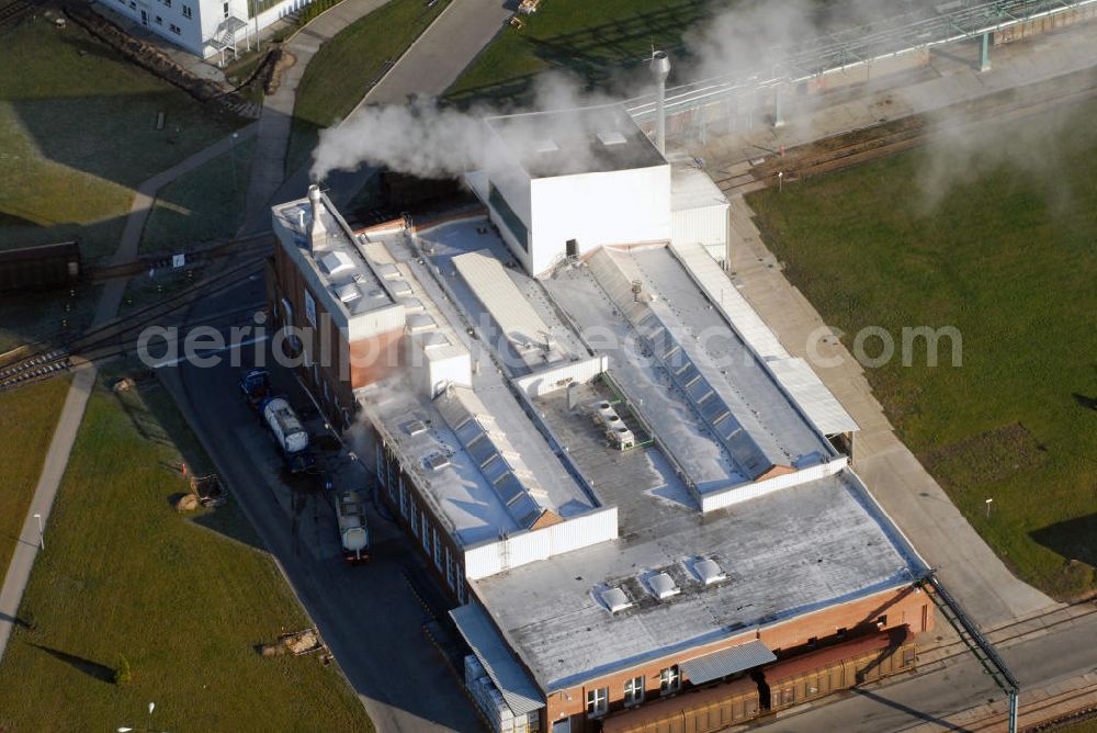 Genthin from the bird's eye view: Blick auf die Granulieranlage des Unternehmens Henkel am Standort Genthin. In der Anlage werden Compounds und Granulate zur Waschmittelproduktion hergestellt. Kontakt: Henkel AG & Co. KGaA, Henkelstraße 67 40589 Düsseldorf, Tel. +49(0)211 797 0, Fax +49(0)211 798 4008