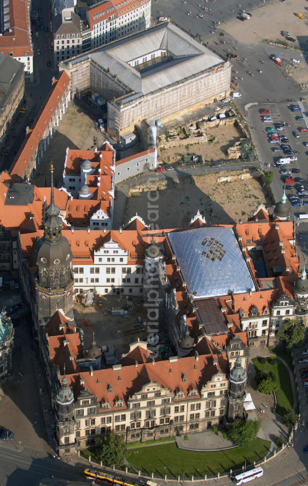 Dresden from the bird's eye view: Blick auf das Grüne Gewölbe am Theaterplatz in Dresden. Es gilt als eine der reichsten Schatzkammern Europas und verfügt über die berühmte Sammlung der wettinischen Fürsten. Neben dem Museum Grünes Gewölbe befinden sich am Theaterplatz außerdem die Semperoper und die ehemalige Hofkirche. Kontakt: Grünes Gewölbe Residenzschloss, Taschenberg 2 01067 Dresdenm Tel. +49(0)351 491485 91, Fax +49(0)351 491485 99, Email: gg@skd-dresden.de