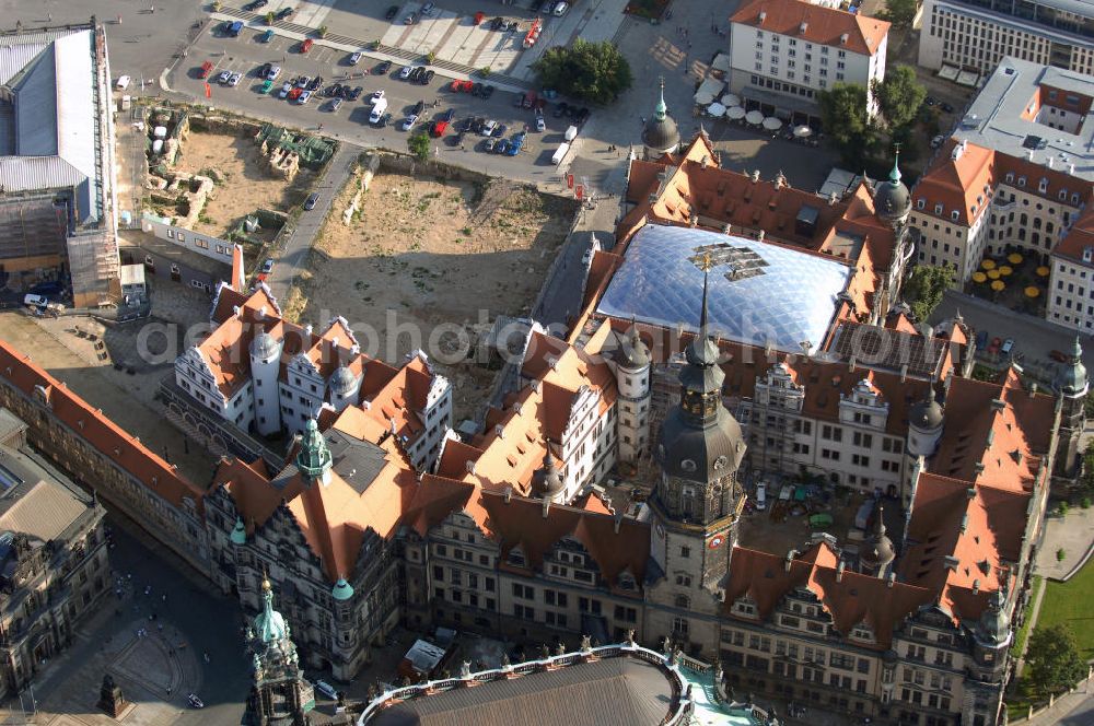 Aerial image Dresden - Blick auf das Grüne Gewölbe am Theaterplatz in Dresden. Es gilt als eine der reichsten Schatzkammern Europas und verfügt über die berühmte Sammlung der wettinischen Fürsten. Neben dem Museum Grünes Gewölbe befinden sich am Theaterplatz außerdem die Semperoper und die ehemalige Hofkirche. Kontakt: Grünes Gewölbe Residenzschloss, Taschenberg 2 01067 Dresdenm Tel. +49(0)351 491485 91, Fax +49(0)351 491485 99, Email: gg@skd-dresden.de