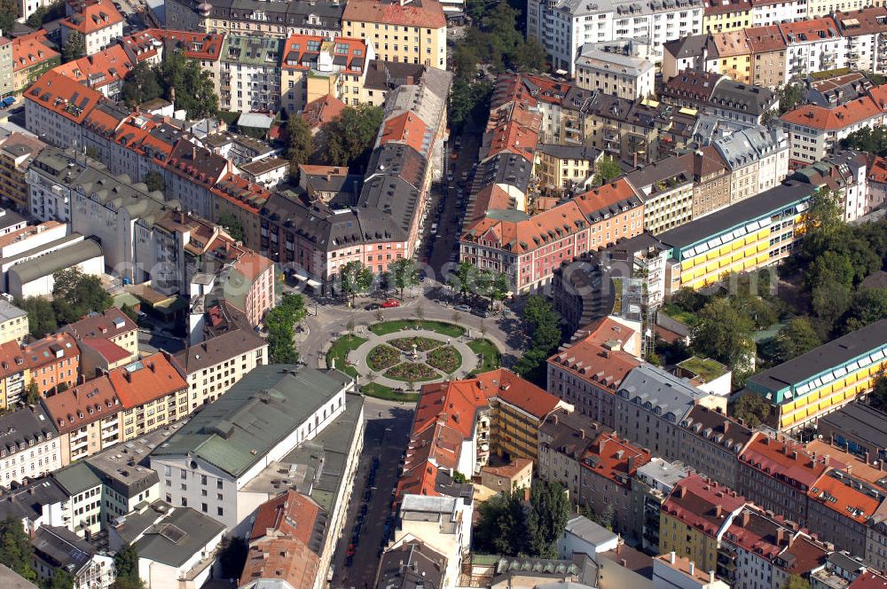 Aerial photograph München - Der Gärtnerplatz ist ein Platz in München. Er wurde um 1860 als zentraler Platz der neu erbauten Isarvorstadt zu Ehren Friedrich von Gärtners errichtet und bildet den Mittelpunkt des Gärtnerplatzviertels. Am Gärtnerplatz befindet sich das 1865 erbaute Staatstheater am Gärtnerplatz.