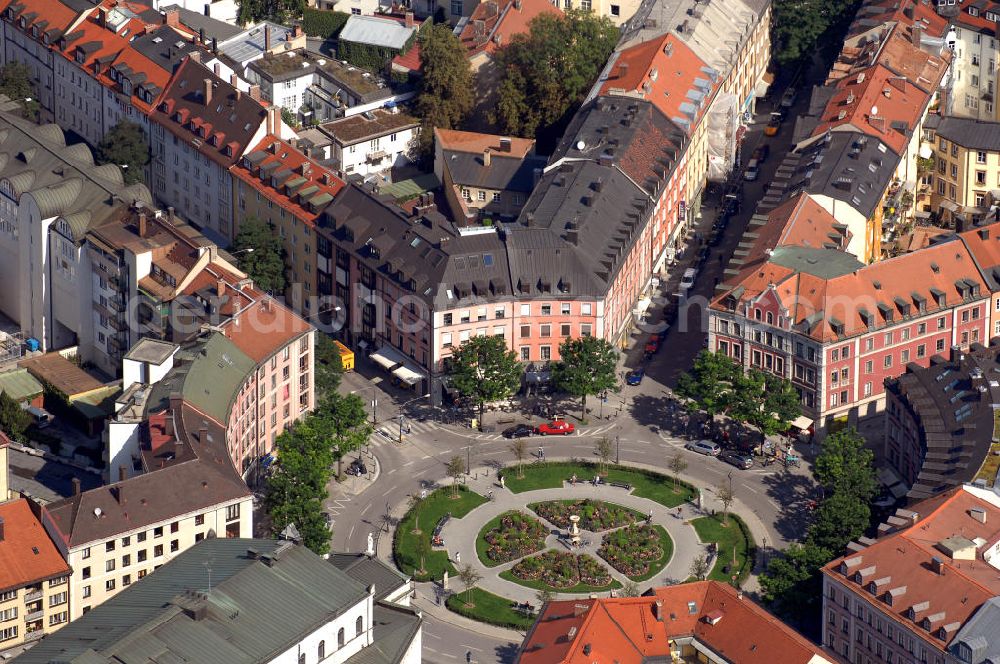 München from above - Der Gärtnerplatz ist ein Platz in München. Er wurde um 1860 als zentraler Platz der neu erbauten Isarvorstadt zu Ehren Friedrich von Gärtners errichtet und bildet den Mittelpunkt des Gärtnerplatzviertels. Am Gärtnerplatz befindet sich das 1865 erbaute Staatstheater am Gärtnerplatz.