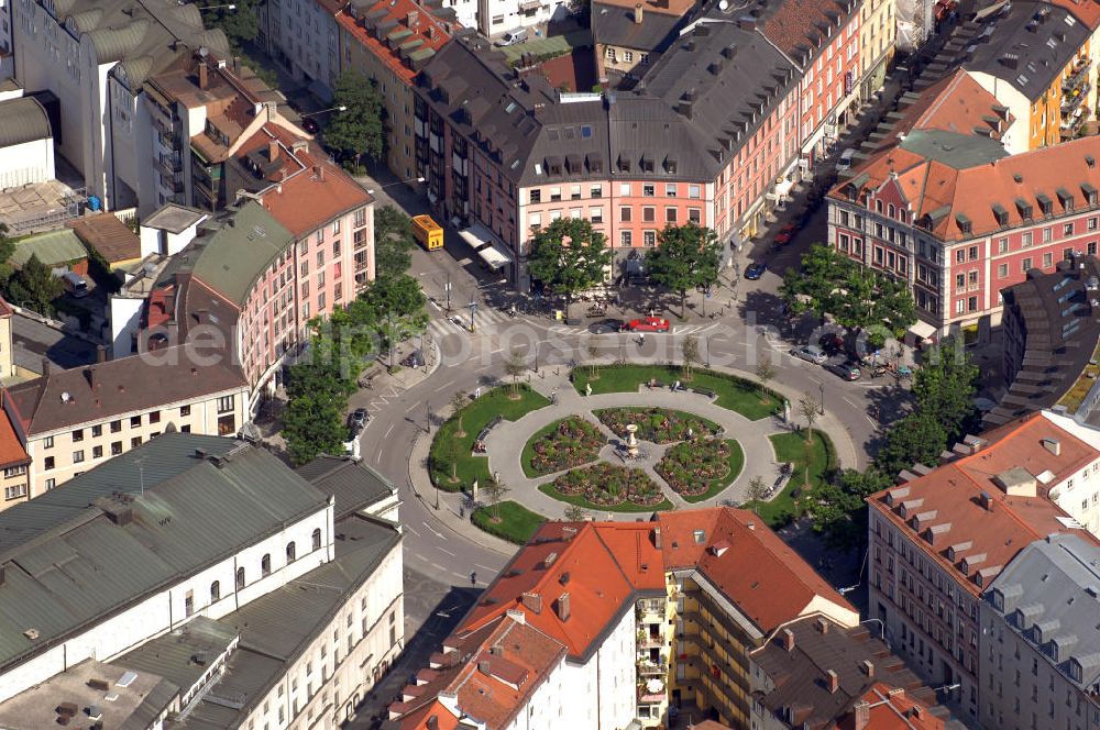 München from the bird's eye view: Der Gärtnerplatz ist ein Platz in München. Er wurde um 1860 als zentraler Platz der neu erbauten Isarvorstadt zu Ehren Friedrich von Gärtners errichtet und bildet den Mittelpunkt des Gärtnerplatzviertels. Am Gärtnerplatz befindet sich das 1865 erbaute Staatstheater am Gärtnerplatz.