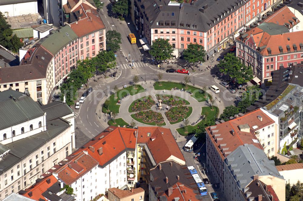 Aerial image München - Der Gärtnerplatz ist ein Platz in München. Er wurde um 1860 als zentraler Platz der neu erbauten Isarvorstadt zu Ehren Friedrich von Gärtners errichtet und bildet den Mittelpunkt des Gärtnerplatzviertels. Am Gärtnerplatz befindet sich das 1865 erbaute Staatstheater am Gärtnerplatz.