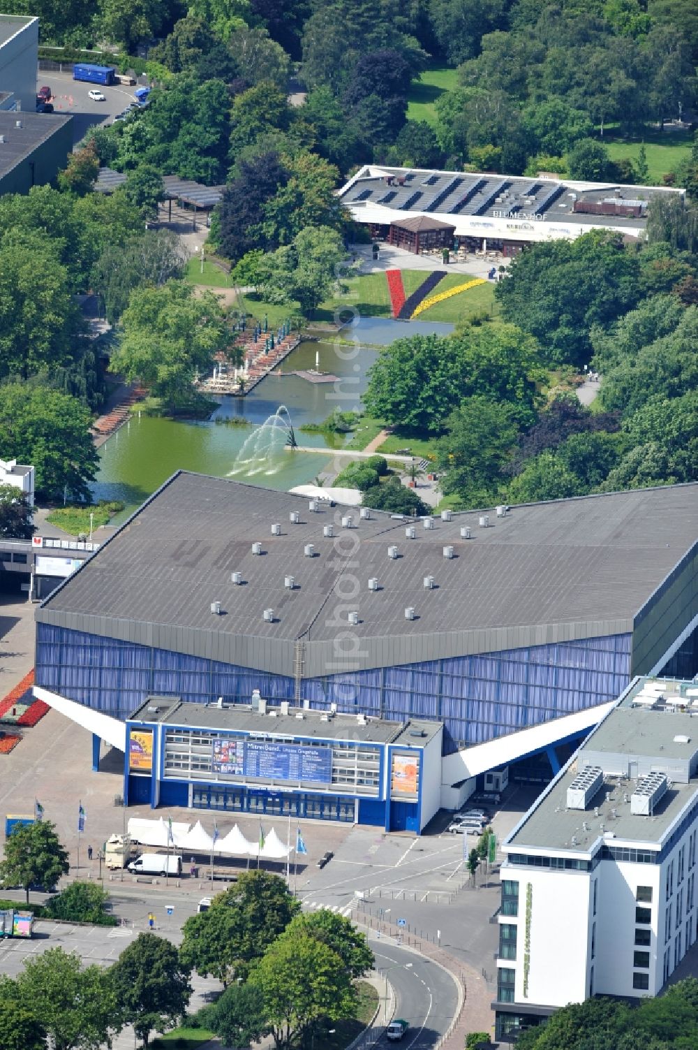 Aerial photograph Essen - View of the Grugahalle in Essen in North Rhine-Westphalia. The venue in the district of Rüttenscheid was designed by the architects Ernst Friedrich and Gerd Brockmann and opened in1958. The hall is used for concerts, sporting events, political meetings and general meetings of large corporations