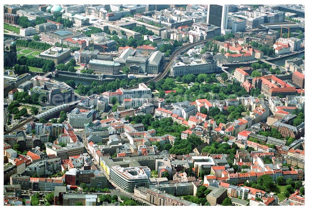 Berlin from the bird's eye view: Stadtübersicht mit den Hackeschen Höfen, S-Bahnhof Hackescher Markt, Oranienburgerstraße, Monbijoupark, Strandbar und Museumsinsel an der Spree in Berlin-Mitte.