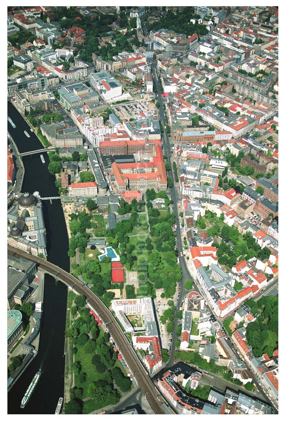 Aerial image Berlin - Stadtübersicht mit den Hackeschen Höfen, S-Bahnhof Hackescher Markt, Oranienburgerstraße, Monbijoupark, Strandbar und Museumsinsel an der Spree in Berlin-Mitte.