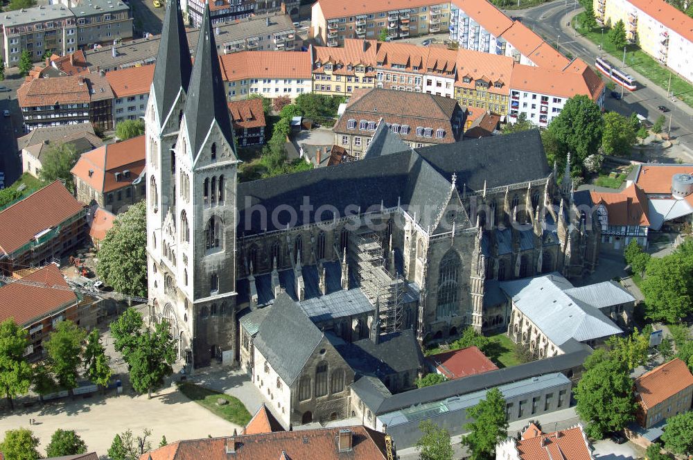 HALBERSTADT from the bird's eye view: Blick auf den Halberstädter Dom St. Stephanus und St. Sixtus, der zwischen 1236 und 1486 errichtet wurde. Der Dom ersetzte einen ottonischen Vorgängerbau (Weihe 992), dem bereits eine karolingische Bischofskirche vorausgegangen war. Das Bistum Halberstadt bestand von 804 bis 1648. Der Dom beherbergt nunmehr einen der kostbarsten Kirchenschätze der Welt, den Halberstädter Domschatz mit insgesamt 650 Exponaten. Alle im Mittelalter gebräuchlichen Kunstgattungen sind im Domschatz vertreten - Altarbilder und Skulpturen, Handschriften und Mobilar, Bronzewerke und Goldschmiedearbeiten. Weltberühmt sind die Meisterwerke der Textilkunst. Etwa 90 liturgische Gewänder zeugen von der Pracht des Gottesdienstes am Dom.