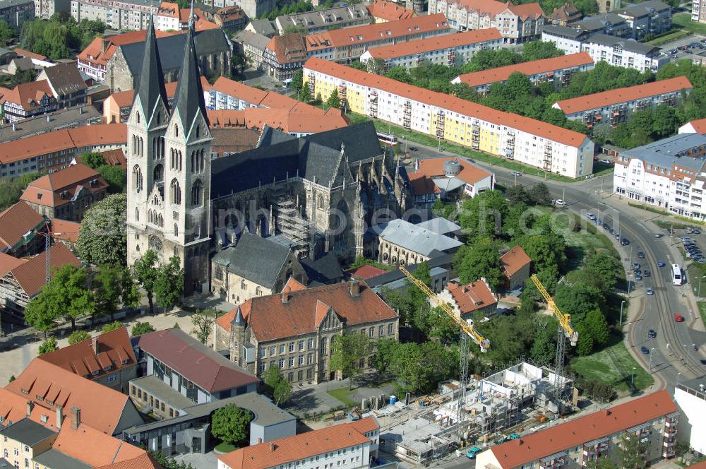 Aerial image HALBERSTADT - Blick auf den Halberstädter Dom St. Stephanus und St. Sixtus, der zwischen 1236 und 1486 errichtet wurde. Der Dom ersetzte einen ottonischen Vorgängerbau (Weihe 992), dem bereits eine karolingische Bischofskirche vorausgegangen war. Das Bistum Halberstadt bestand von 804 bis 1648. Der Dom beherbergt nunmehr einen der kostbarsten Kirchenschätze der Welt, den Halberstädter Domschatz mit insgesamt 650 Exponaten. Alle im Mittelalter gebräuchlichen Kunstgattungen sind im Domschatz vertreten - Altarbilder und Skulpturen, Handschriften und Mobilar, Bronzewerke und Goldschmiedearbeiten. Weltberühmt sind die Meisterwerke der Textilkunst. Etwa 90 liturgische Gewänder zeugen von der Pracht des Gottesdienstes am Dom.