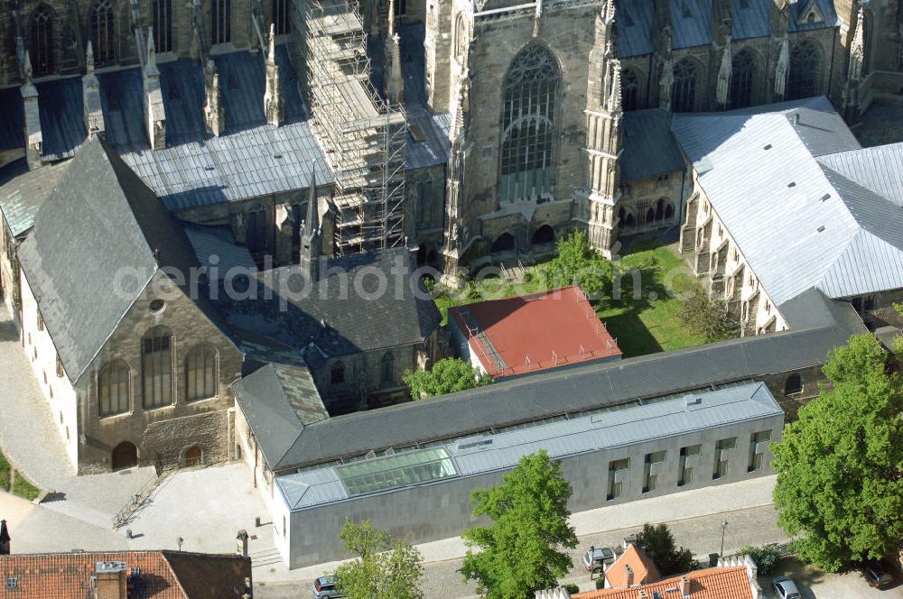 Aerial photograph HALBERSTADT - Blick auf den Halberstädter Dom St. Stephanus und St. Sixtus, der zwischen 1236 und 1486 errichtet wurde. Der Dom ersetzte einen ottonischen Vorgängerbau (Weihe 992), dem bereits eine karolingische Bischofskirche vorausgegangen war. Das Bistum Halberstadt bestand von 804 bis 1648. Der Dom beherbergt nunmehr einen der kostbarsten Kirchenschätze der Welt, den Halberstädter Domschatz mit insgesamt 650 Exponaten. Alle im Mittelalter gebräuchlichen Kunstgattungen sind im Domschatz vertreten - Altarbilder und Skulpturen, Handschriften und Mobilar, Bronzewerke und Goldschmiedearbeiten. Weltberühmt sind die Meisterwerke der Textilkunst. Etwa 90 liturgische Gewänder zeugen von der Pracht des Gottesdienstes am Dom.