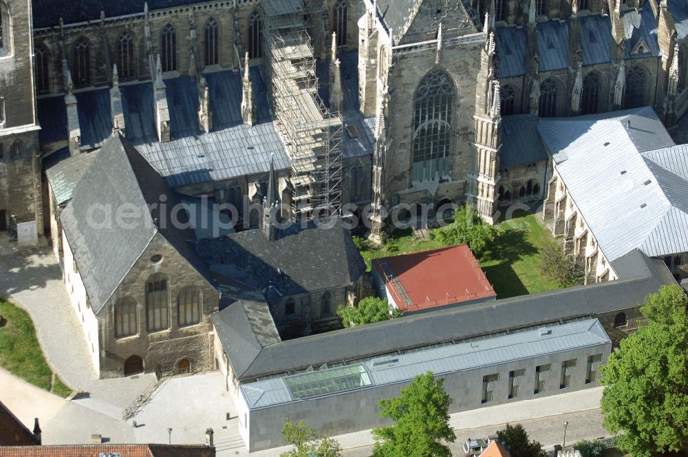 HALBERSTADT from above - Blick auf den Halberstädter Dom St. Stephanus und St. Sixtus, der zwischen 1236 und 1486 errichtet wurde. Der Dom ersetzte einen ottonischen Vorgängerbau (Weihe 992), dem bereits eine karolingische Bischofskirche vorausgegangen war. Das Bistum Halberstadt bestand von 804 bis 1648. Der Dom beherbergt nunmehr einen der kostbarsten Kirchenschätze der Welt, den Halberstädter Domschatz mit insgesamt 650 Exponaten. Alle im Mittelalter gebräuchlichen Kunstgattungen sind im Domschatz vertreten - Altarbilder und Skulpturen, Handschriften und Mobilar, Bronzewerke und Goldschmiedearbeiten. Weltberühmt sind die Meisterwerke der Textilkunst. Etwa 90 liturgische Gewänder zeugen von der Pracht des Gottesdienstes am Dom.