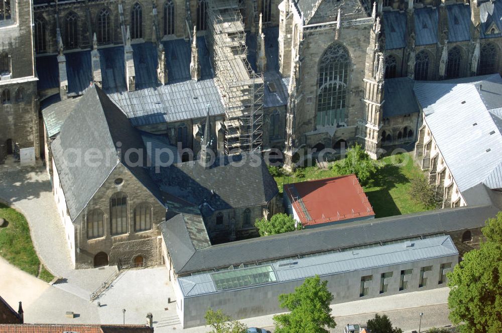 HALBERSTADT from the bird's eye view: Blick auf den Halberstädter Dom St. Stephanus und St. Sixtus, der zwischen 1236 und 1486 errichtet wurde. Der Dom ersetzte einen ottonischen Vorgängerbau (Weihe 992), dem bereits eine karolingische Bischofskirche vorausgegangen war. Das Bistum Halberstadt bestand von 804 bis 1648. Der Dom beherbergt nunmehr einen der kostbarsten Kirchenschätze der Welt, den Halberstädter Domschatz mit insgesamt 650 Exponaten. Alle im Mittelalter gebräuchlichen Kunstgattungen sind im Domschatz vertreten - Altarbilder und Skulpturen, Handschriften und Mobilar, Bronzewerke und Goldschmiedearbeiten. Weltberühmt sind die Meisterwerke der Textilkunst. Etwa 90 liturgische Gewänder zeugen von der Pracht des Gottesdienstes am Dom.