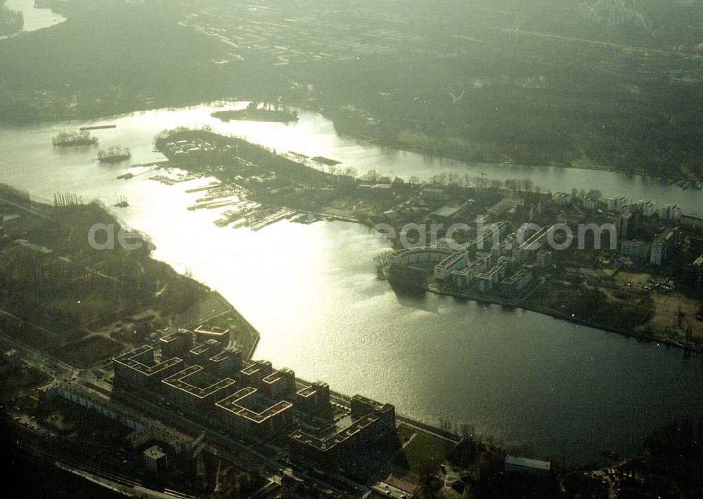 Aerial photograph Berlin - Friedrichshain - Blick auf die Halbinsel Alt-Stralau beim Sonnenuntergang.