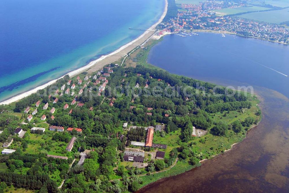 Aerial image Rerik - Blick auf die Halbisel Wustrow - 1273 zum ersten Mal erwähnt, war die Halbinsel bis Anfang der 1930er Jahre ein landwirtschaftliches Gut in den Händen zahlreicher Besitzer. 1933 wurde die Halbinsel Wustrow an die Reichswehr verkauft, welche unverzüglich mit dem Aufbau von Deutschlands größter Flakartillerieschule, der FAS I, begann. Im vorderen Teil der Halbinsel wurde eine Wohnsiedlung und der Militärbautenkomplex mit Flugplatz und Sportanlagen errichtet. Soldaten aus allen Teilen Deutschlands wurden an den Fla-Geschützen in mehrwöchigen Lehrgängen ausgebildet. Nach dem Kriegsende dienten die Wohnungen zunächst Tausenden von Flüchtlingen als Unterkunft, bis die sowjetische Militärführung 1949 alle Deutschen zur Räumung der Halbinsel aufforderte und die Garnison Wustrow etablierte, deren letzte Soldaten und Offiziere im Oktober 1993 offiziell verabschiedet wurden. Die Halbinsel wurde Grundvermögen des Bundes. Nach Meinungsverschiedenheiten zwischen dem Bund und der Stadt Rerik wurde die gesamte Halbinsel schließlich im Februar 1998 an die in Köln ansässige Fundus-Gruppe verkauft.