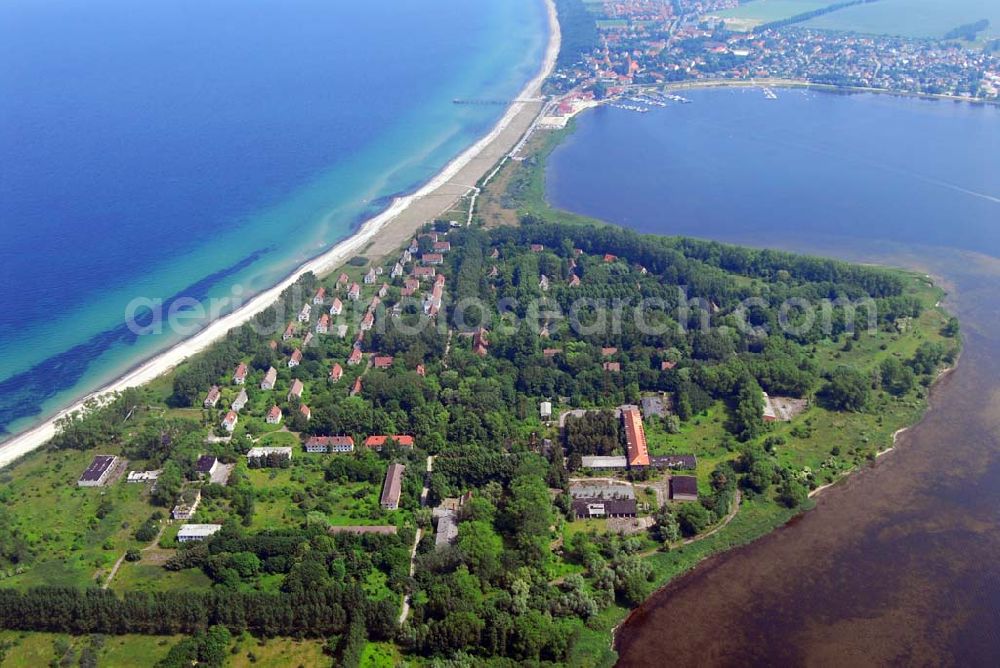 Aerial photograph Rerik - Blick auf die Halbisel Wustrow - 1273 zum ersten Mal erwähnt, war die Halbinsel bis Anfang der 1930er Jahre ein landwirtschaftliches Gut in den Händen zahlreicher Besitzer. 1933 wurde die Halbinsel Wustrow an die Reichswehr verkauft, welche unverzüglich mit dem Aufbau von Deutschlands größter Flakartillerieschule, der FAS I, begann. Im vorderen Teil der Halbinsel wurde eine Wohnsiedlung und der Militärbautenkomplex mit Flugplatz und Sportanlagen errichtet. Soldaten aus allen Teilen Deutschlands wurden an den Fla-Geschützen in mehrwöchigen Lehrgängen ausgebildet. Nach dem Kriegsende dienten die Wohnungen zunächst Tausenden von Flüchtlingen als Unterkunft, bis die sowjetische Militärführung 1949 alle Deutschen zur Räumung der Halbinsel aufforderte und die Garnison Wustrow etablierte, deren letzte Soldaten und Offiziere im Oktober 1993 offiziell verabschiedet wurden. Die Halbinsel wurde Grundvermögen des Bundes. Nach Meinungsverschiedenheiten zwischen dem Bund und der Stadt Rerik wurde die gesamte Halbinsel schließlich im Februar 1998 an die in Köln ansässige Fundus-Gruppe verkauft.