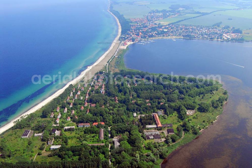 Rerik from above - Blick auf die Halbisel Wustrow - 1273 zum ersten Mal erwähnt, war die Halbinsel bis Anfang der 1930er Jahre ein landwirtschaftliches Gut in den Händen zahlreicher Besitzer. 1933 wurde die Halbinsel Wustrow an die Reichswehr verkauft, welche unverzüglich mit dem Aufbau von Deutschlands größter Flakartillerieschule, der FAS I, begann. Im vorderen Teil der Halbinsel wurde eine Wohnsiedlung und der Militärbautenkomplex mit Flugplatz und Sportanlagen errichtet. Soldaten aus allen Teilen Deutschlands wurden an den Fla-Geschützen in mehrwöchigen Lehrgängen ausgebildet. Nach dem Kriegsende dienten die Wohnungen zunächst Tausenden von Flüchtlingen als Unterkunft, bis die sowjetische Militärführung 1949 alle Deutschen zur Räumung der Halbinsel aufforderte und die Garnison Wustrow etablierte, deren letzte Soldaten und Offiziere im Oktober 1993 offiziell verabschiedet wurden. Die Halbinsel wurde Grundvermögen des Bundes. Nach Meinungsverschiedenheiten zwischen dem Bund und der Stadt Rerik wurde die gesamte Halbinsel schließlich im Februar 1998 an die in Köln ansässige Fundus-Gruppe verkauft.