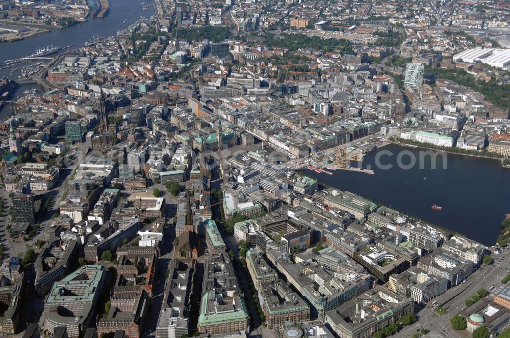 Hamburg from the bird's eye view: Blick auf die Hamburger Altstadt, Binnenalster und die Elbe mit dem Stadtteil HafenCity. Der Stadtteil HafenCity wurde seit dem 16. Jahrhundert als Hafengelände genutzt, ein reines Hafenviertel war es aber erst seit 1885. Inzwischen sieht die Stadtplanung für das Gebiet den Bau neuer Büro- und Wohnhäuser vor. Die Altstadt ist der älteste Siedlungskern Hamburgs. Prägend für die Altstadt sind Gebäude wie das Rathaus, die Petri-, St. Jacobi- und St. Katharinenkirche, die Hamburger Kunsthalle und die Haupteinkaufsstraßen Hamburgs - die Mönckebergstraße und die Spitalerstraße. Weitere Besonderhat in der Hamburger Innenstadt ist die Binnenalster. Es ist der südliche Teil des Alstersees, in dessen Mitte die Alsterfontaine ist.