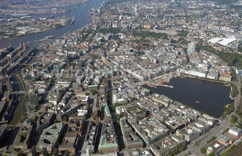 Aerial image Hamburg - Blick auf die Hamburger Altstadt, Binnenalster und die Elbe mit dem Stadtteil HafenCity. Der Stadtteil HafenCity wurde seit dem 16. Jahrhundert als Hafengelände genutzt, ein reines Hafenviertel war es aber erst seit 1885. Inzwischen sieht die Stadtplanung für das Gebiet den Bau neuer Büro- und Wohnhäuser vor. Die Altstadt ist der älteste Siedlungskern Hamburgs. Prägend für die Altstadt sind Gebäude wie das Rathaus, die Petri-, St. Jacobi- und St. Katharinenkirche, die Hamburger Kunsthalle und die Haupteinkaufsstraßen Hamburgs - die Mönckebergstraße und die Spitalerstraße. Weitere Besonderhat in der Hamburger Innenstadt ist die Binnenalster. Es ist der südliche Teil des Alstersees, in dessen Mitte die Alsterfontaine ist.