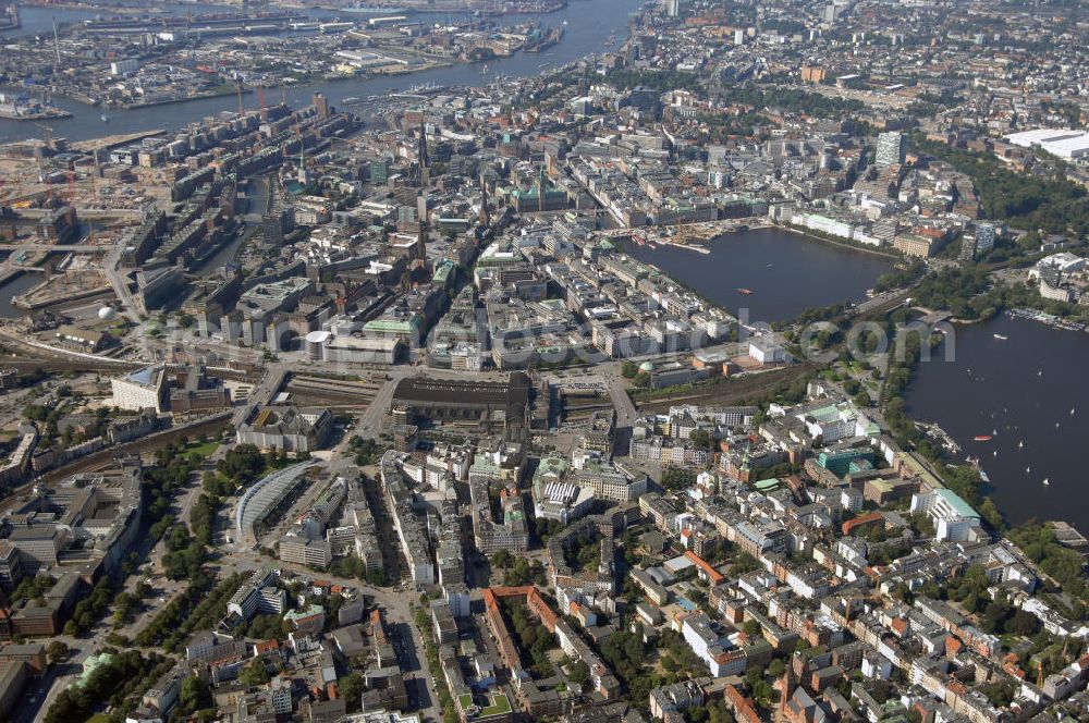 Hamburg from above - Blick auf die Hamburger Altstadt, Binnenalster und die Elbe mit dem Stadtteil HafenCity. Der Stadtteil HafenCity wurde seit dem 16. Jahrhundert als Hafengelände genutzt, ein reines Hafenviertel war es aber erst seit 1885. Inzwischen sieht die Stadtplanung für das Gebiet den Bau neuer Büro- und Wohnhäuser vor. Die Altstadt ist der älteste Siedlungskern Hamburgs. Prägend für die Altstadt sind Gebäude wie das Rathaus, die Petri-, St. Jacobi- und St. Katharinenkirche, die Hamburger Kunsthalle und die Haupteinkaufsstraßen Hamburgs - die Mönckebergstraße und die Spitalerstraße. Weitere Besonderheit in der Hamburger Innenstadt ist die Binnenalster. Es ist der südliche Teil des Alstersees, in dessen Mitte die Alsterfontaine ist.