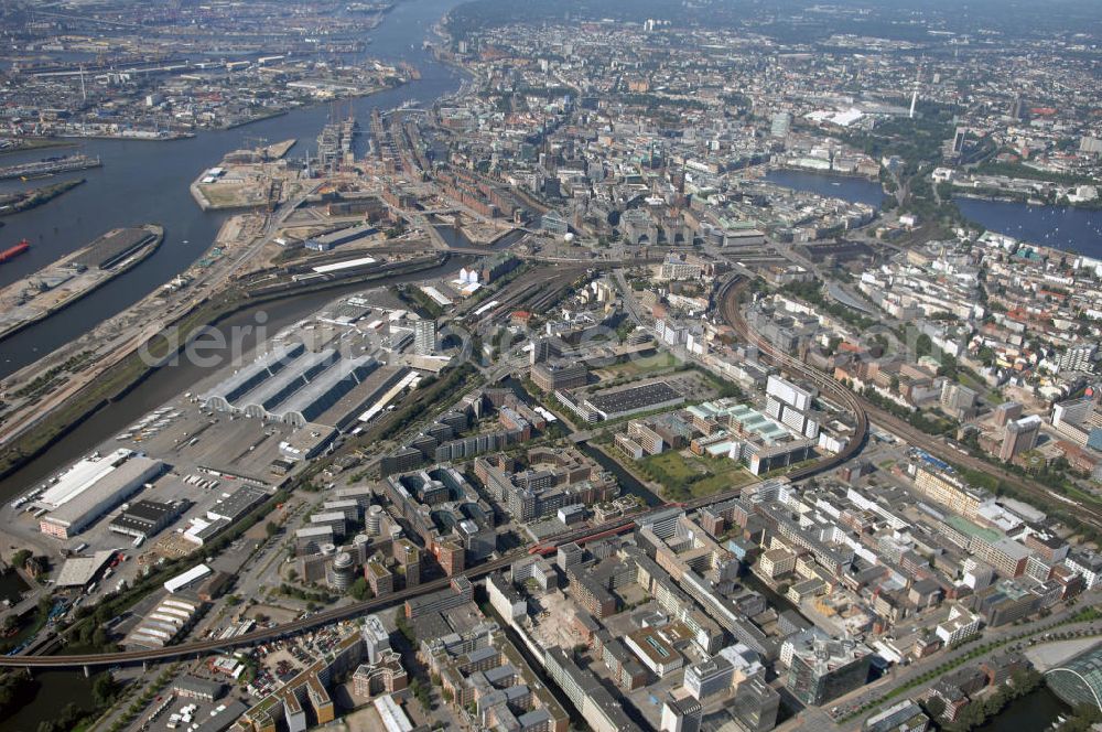 Hamburg from above - Blick auf die Hamburger Altstadt, Binnenalster und die Elbe mit dem Stadtteil HafenCity. Der Stadtteil HafenCity wurde seit dem 16. Jahrhundert als Hafengelände genutzt, ein reines Hafenviertel war es aber erst seit 1885. Inzwischen sieht die Stadtplanung für das Gebiet den Bau neuer Büro- und Wohnhäuser vor. Die Altstadt ist der älteste Siedlungskern Hamburgs. Prägend für die Altstadt sind Gebäude wie das Rathaus, die Petri-, St. Jacobi- und St. Katharinenkirche, die Hamburger Kunsthalle und die Haupteinkaufsstraßen Hamburgs - die Mönckebergstraße und die Spitalerstraße. Weitere Besonderheit in der Hamburger Innenstadt ist die Binnenalster. Es ist der südliche Teil des Alstersees, in dessen Mitte die Alsterfontaine ist.