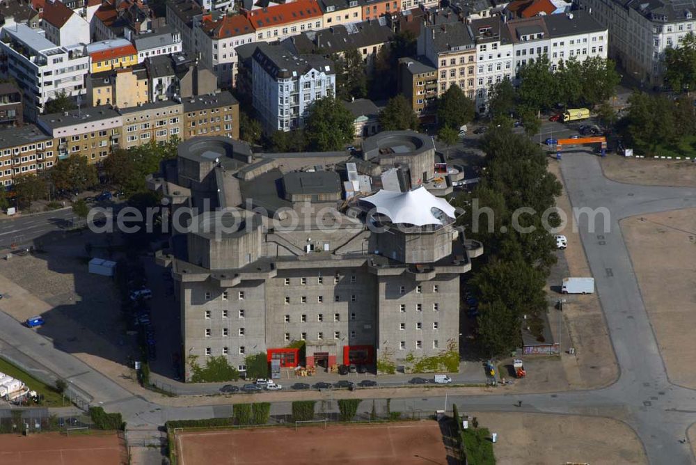 Aerial photograph Hamburg - Blick auf den Luftschutzbunker / Bunker / Flak-Bunker / Flakturm IV in der Feldstraße 66 in Hamburg. Die Luftschutzanlage, mit den 39 m hohen Mauern aus Stahlbeton, auf dem Heiligengeistfeld diente nicht nur 18.000 Menschen als Schutzbunker, sondern war gleichzeitig einer der acht großen Flaktürme des dritten Reich. Heute nutzen ihn vor allem Medien- und Kunstschaffende für Veranstaltungen. Während des Hamburger Dom, was dreimal im Jahr stattfindet, wird er in das Veranstaltungsgeschehen mit intergriert.