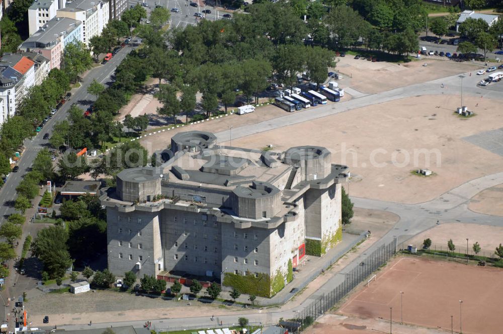 Aerial photograph Hamburg - Blick auf den Luftschutzbunker / Bunker / Flak-Bunker / Flakturm IV in der Feldstraße 66 in Hamburg. Die Luftschutzanlage, mit den 39 m hohen Mauern aus Stahlbeton, auf dem Heiligengeistfeld diente nicht nur 18.000 Menschen als Schutzbunker, sondern war gleichzeitig einer der acht großen Flaktürme des dritten Reich. Heute nutzen ihn vor allem Medien- und Kunstschaffende für Veranstaltungen. Während des Hamburger Dom, was dreimal im Jahr stattfindet, wird er in das Veranstaltungsgeschehen mit intergriert.