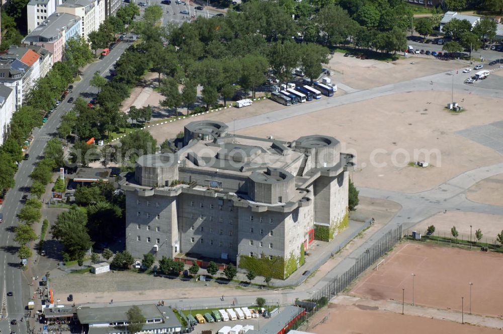 Hamburg from above - Blick auf den Luftschutzbunker / Bunker / Flak-Bunker / Flakturm IV in der Feldstraße 66 in Hamburg. Die Luftschutzanlage, mit den 39 m hohen Mauern aus Stahlbeton, auf dem Heiligengeistfeld diente nicht nur 18.000 Menschen als Schutzbunker, sondern war gleichzeitig einer der acht großen Flaktürme des dritten Reich. Heute nutzen ihn vor allem Medien- und Kunstschaffende für Veranstaltungen. Während des Hamburger Dom, was dreimal im Jahr stattfindet, wird er in das Veranstaltungsgeschehen mit intergriert.