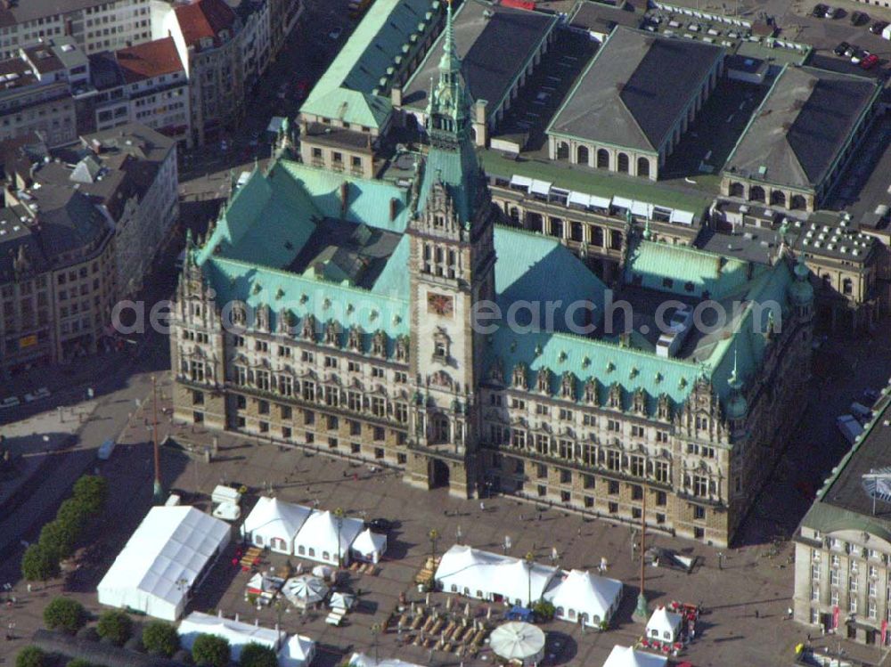 Aerial photograph Hamburg - Über 100.000 Menschen aus aller Welt besuchen jährlich das Hamburger Rathaus.Es ist eines der beeindruckendsten Parlaments- und Regierungsgebäude in Deutschland. Seit über 100 Jahren ist es Sitz von Bürgerschaft (Parlament) und Senat (Landesregierung).