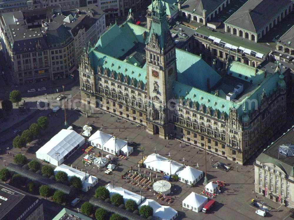 Hamburg from above - Über 100.000 Menschen aus aller Welt besuchen jährlich das Hamburger Rathaus.Es ist eines der beeindruckendsten Parlaments- und Regierungsgebäude in Deutschland. Seit über 100 Jahren ist es Sitz von Bürgerschaft (Parlament) und Senat (Landesregierung).