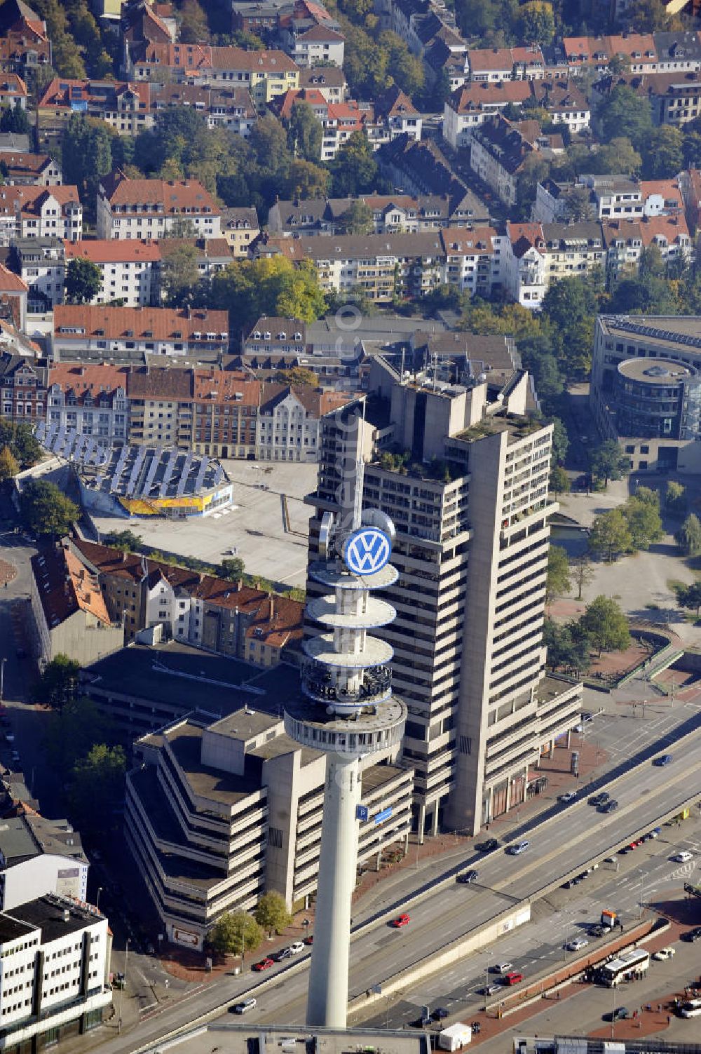 Aerial image Hannover - Blick auf die Stadt Hannover mit den VW-Tower und die Euro Schulen im Stadtteil Mitte. Der ehemalige Fernmeldeturm wurde 1959 von der Deutschen Bundespost errichtet und wird Heute von der Volkswagen AG genutzt. View to the city of Hannover with the VW-Tower and the Euro Schools in the district Mitte. The former telecommunication tower was built in 1959 from the Deutsche Bundespost. today it is used by the Volkswagen AG.