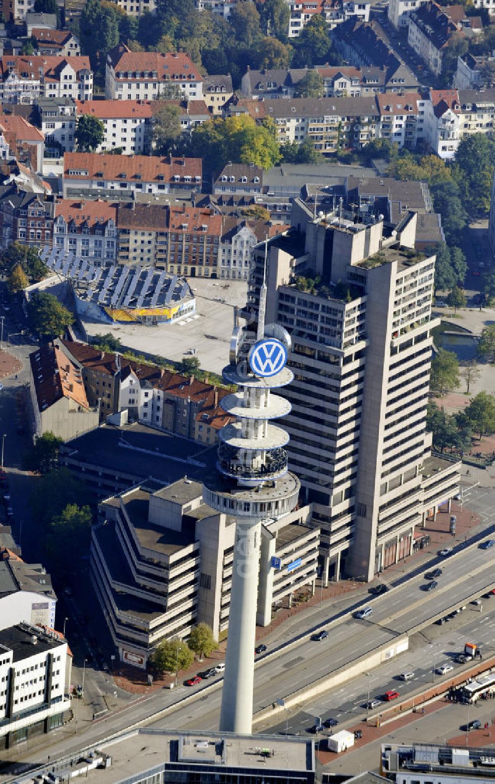 Aerial photograph Hannover - Blick auf die Stadt Hannover mit den VW-Tower und die Euro Schulen im Stadtteil Mitte. Der ehemalige Fernmeldeturm wurde 1959 von der Deutschen Bundespost errichtet und wird Heute von der Volkswagen AG genutzt. View to the city of Hannover with the VW-Tower and the Euro Schools in the district Mitte. The former telecommunication tower was built in 1959 from the Deutsche Bundespost. today it is used by the Volkswagen AG.