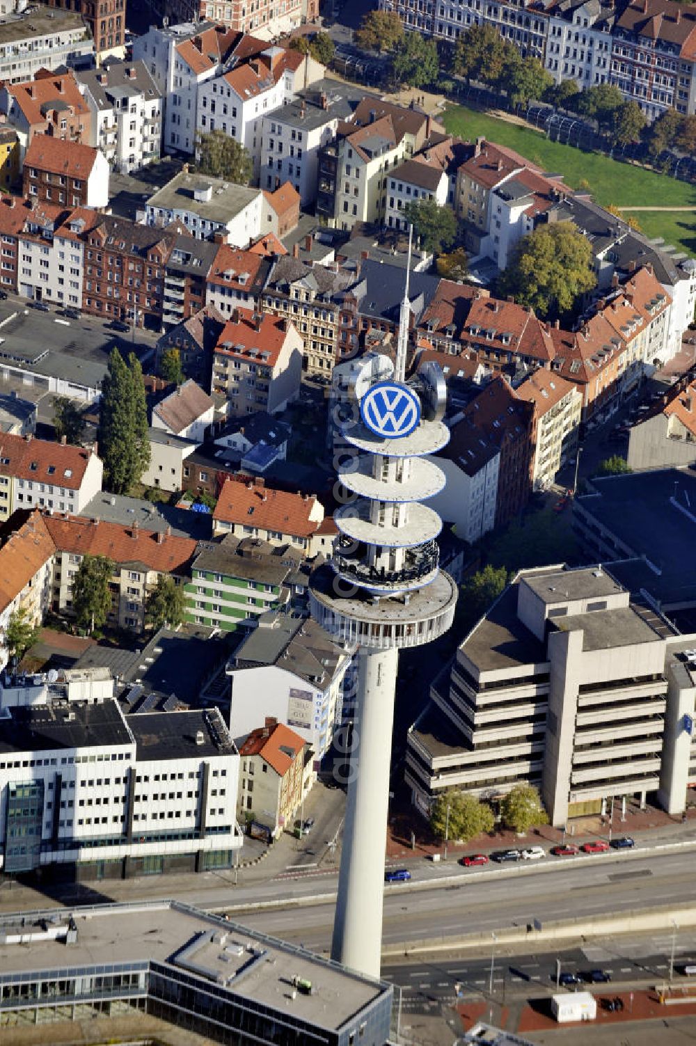 Aerial image Hannover - Blick auf die Stadt Hannover mit den VW-Tower und die Euro Schulen im Stadtteil Mitte. Der ehemalige Fernmeldeturm wurde 1959 von der Deutschen Bundespost errichtet und wird Heute von der Volkswagen AG genutzt. View to the city of Hannover with the VW-Tower and the Euro Schools in the district Mitte. The former telecommunication tower was built in 1959 from the Deutsche Bundespost. today it is used by the Volkswagen AG.