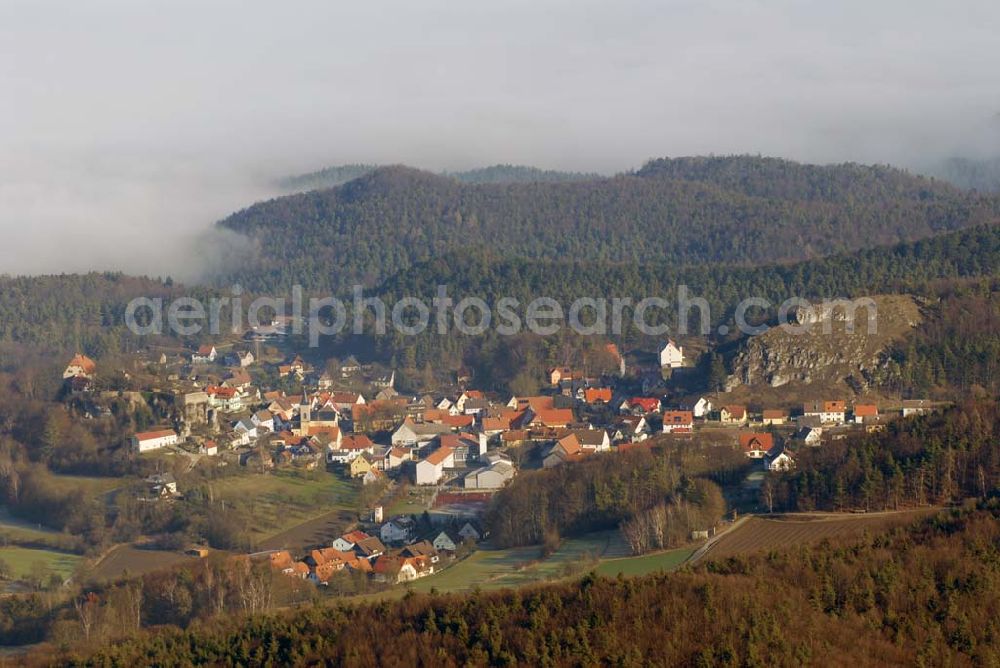 Aerial image Hartenstein - , Blick auf den Ort Hartenstein. Die landschaftlich reizvoll gelegene und waldreiche Gemeinde in der Frankenalb bietet vom Pegnitztal (378m) bis hinauf zum Hirtenberg (563m) viele Möglich- keiten der Freizeitgestaltung. Gemeinde Hartenstein, Höflaser Str. 1, 91235 Hartenstein, Tel: 09152/926900, Fax: 09152/ 926902, E-mail: Rathaus@hartenstein-mfr.de.