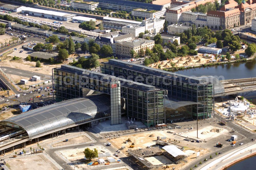 Aerial image Berlin - Berlin Hauptbahnhof ist der Name des Zentralbahnhofs der Stadt Berlin im Ortsteil Moabit des Bezirks Mitte. Der von dem Architekten Meinhard von Gerkan entworfene Etagenbahnhof wurde auf dem Gelände des einstigen Lehrter Bahnhofs bzw. Lehrter Stadtbahnhofs erbaut und am 28. Mai 2006 in Betrieb genommen. Damit wurde auch eine völlige Umstellung und Neuordnung des bisherigen Verkehrskonzepts für den Schienen-Personenverkehr in Berlin durchgeführt.Der Hauptbahnhof Berlin wurde im September 2007 von der Allianz pro Schiene als Bahnhof des Jahres ausgezeichnet.