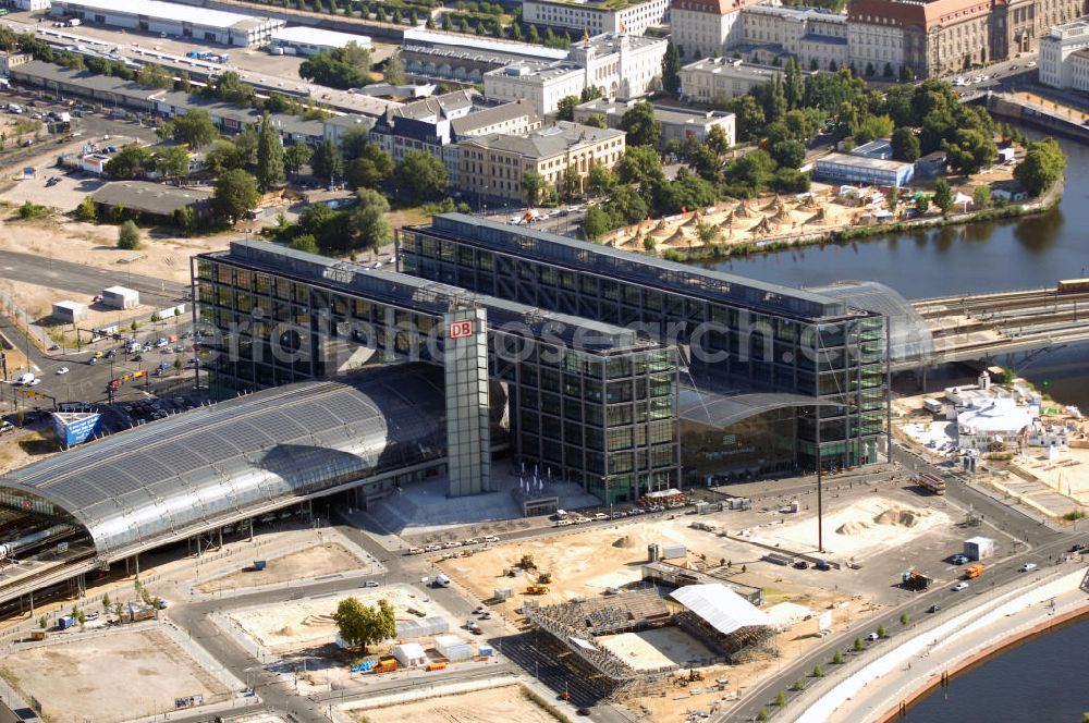 Aerial photograph Berlin - Berlin Hauptbahnhof ist der Name des Zentralbahnhofs der Stadt Berlin im Ortsteil Moabit des Bezirks Mitte. Der von dem Architekten Meinhard von Gerkan entworfene Etagenbahnhof wurde auf dem Gelände des einstigen Lehrter Bahnhofs bzw. Lehrter Stadtbahnhofs erbaut und am 28. Mai 2006 in Betrieb genommen. Damit wurde auch eine völlige Umstellung und Neuordnung des bisherigen Verkehrskonzepts für den Schienen-Personenverkehr in Berlin durchgeführt.Der Hauptbahnhof Berlin wurde im September 2007 von der Allianz pro Schiene als Bahnhof des Jahres ausgezeichnet.