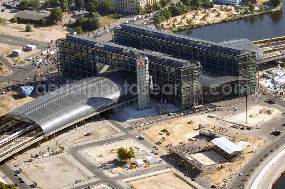 Berlin from above - Berlin Hauptbahnhof ist der Name des Zentralbahnhofs der Stadt Berlin im Ortsteil Moabit des Bezirks Mitte. Der von dem Architekten Meinhard von Gerkan entworfene Etagenbahnhof wurde auf dem Gelände des einstigen Lehrter Bahnhofs bzw. Lehrter Stadtbahnhofs erbaut und am 28. Mai 2006 in Betrieb genommen. Damit wurde auch eine völlige Umstellung und Neuordnung des bisherigen Verkehrskonzepts für den Schienen-Personenverkehr in Berlin durchgeführt.Der Hauptbahnhof Berlin wurde im September 2007 von der Allianz pro Schiene als Bahnhof des Jahres ausgezeichnet.