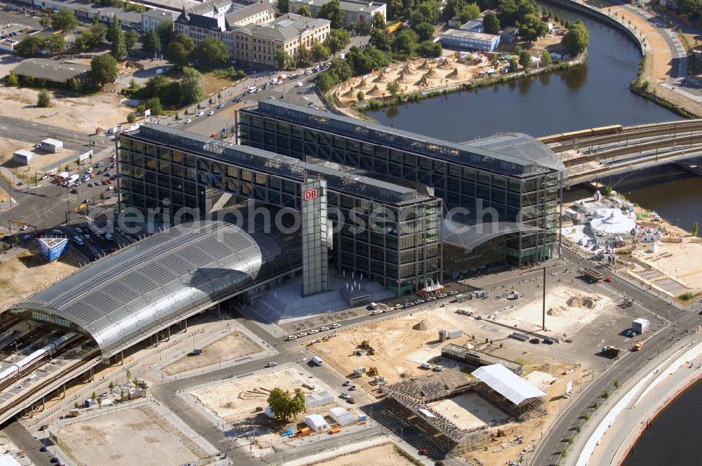 Berlin from the bird's eye view: Berlin Hauptbahnhof ist der Name des Zentralbahnhofs der Stadt Berlin im Ortsteil Moabit des Bezirks Mitte. Der von dem Architekten Meinhard von Gerkan entworfene Etagenbahnhof wurde auf dem Gelände des einstigen Lehrter Bahnhofs bzw. Lehrter Stadtbahnhofs erbaut und am 28. Mai 2006 in Betrieb genommen. Damit wurde auch eine völlige Umstellung und Neuordnung des bisherigen Verkehrskonzepts für den Schienen-Personenverkehr in Berlin durchgeführt.Der Hauptbahnhof Berlin wurde im September 2007 von der Allianz pro Schiene als Bahnhof des Jahres ausgezeichnet.