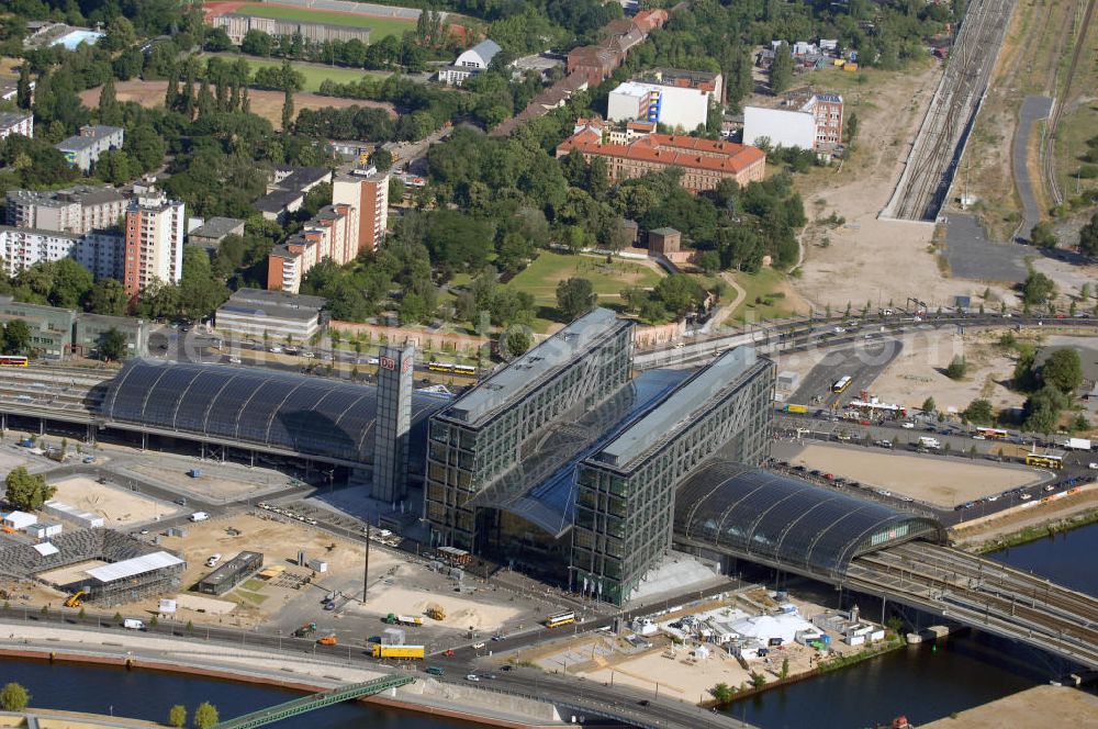 Aerial photograph Berlin - Berlin Hauptbahnhof ist der Name des Zentralbahnhofs der Stadt Berlin im Ortsteil Moabit des Bezirks Mitte. Der von dem Architekten Meinhard von Gerkan entworfene Etagenbahnhof wurde auf dem Gelände des einstigen Lehrter Bahnhofs bzw. Lehrter Stadtbahnhofs erbaut und am 28. Mai 2006 in Betrieb genommen. Damit wurde auch eine völlige Umstellung und Neuordnung des bisherigen Verkehrskonzepts für den Schienen-Personenverkehr in Berlin durchgeführt.Der Hauptbahnhof Berlin wurde im September 2007 von der Allianz pro Schiene als Bahnhof des Jahres ausgezeichnet.