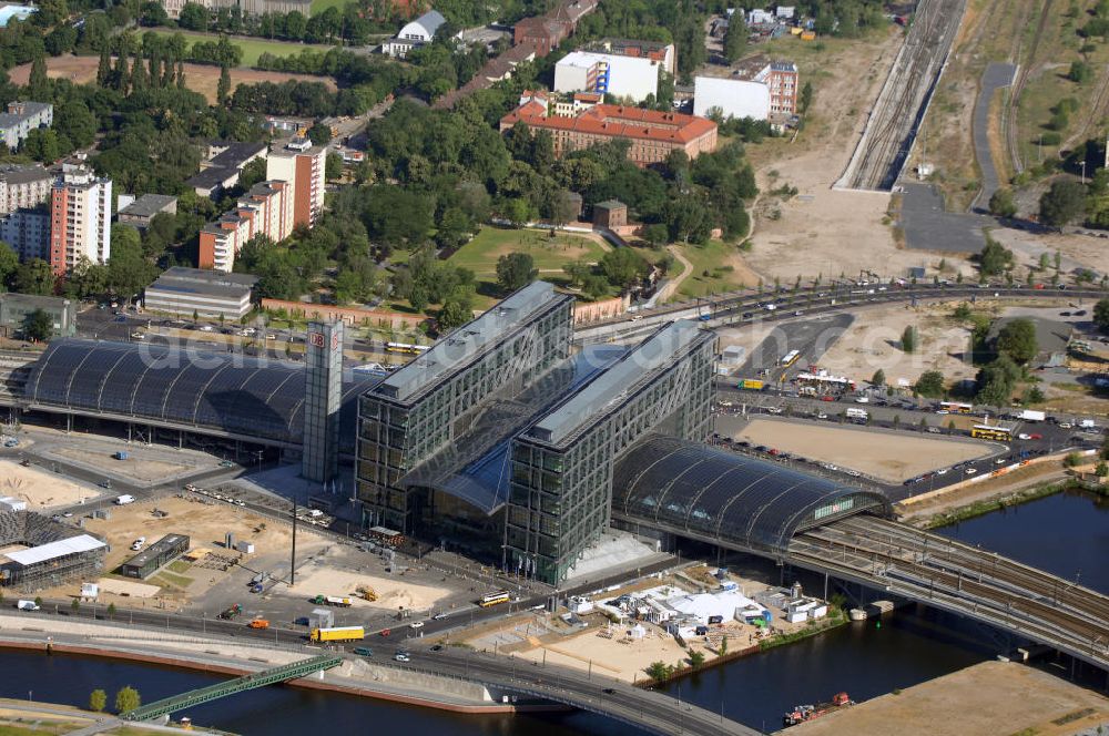 Berlin from above - Berlin Hauptbahnhof ist der Name des Zentralbahnhofs der Stadt Berlin im Ortsteil Moabit des Bezirks Mitte. Der von dem Architekten Meinhard von Gerkan entworfene Etagenbahnhof wurde auf dem Gelände des einstigen Lehrter Bahnhofs bzw. Lehrter Stadtbahnhofs erbaut und am 28. Mai 2006 in Betrieb genommen. Damit wurde auch eine völlige Umstellung und Neuordnung des bisherigen Verkehrskonzepts für den Schienen-Personenverkehr in Berlin durchgeführt.Der Hauptbahnhof Berlin wurde im September 2007 von der Allianz pro Schiene als Bahnhof des Jahres ausgezeichnet.