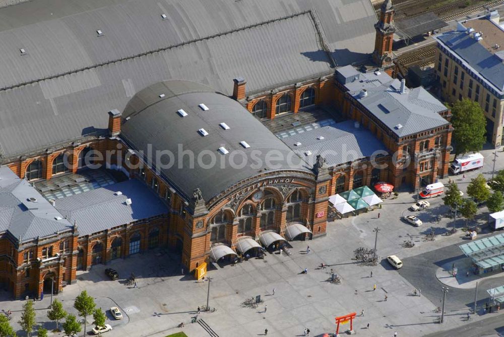 Aerial image Bremen - , Ein altes Wahrzeichen Bremens und zentraler Verkehrsknotenpunkt, wurde mehrfach renoviert und umgebaut, Es herrscht eine hohe Zugfrequenz mit hoher Beförderungsdichte, Einkaufsmöglichkeiten sind vorhanden, Anschrift: Bahnhof Bremen HBF, Bahnhofsplatz 15, 28195 Bremen