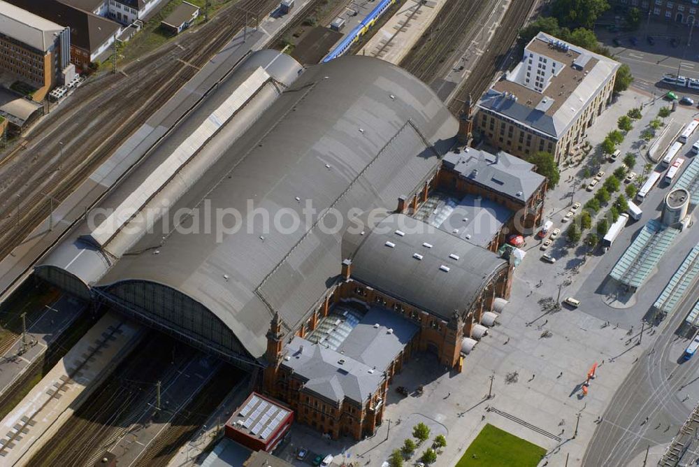 Aerial photograph Bremen - , Ein altes Wahrzeichen Bremens und zentraler Verkehrsknotenpunkt, wurde mehrfach renoviert und umgebaut, Es herrscht eine hohe Zugfrequenz mit hoher Beförderungsdichte, Einkaufsmöglichkeiten sind vorhanden, Anschrift: Bahnhof Bremen HBF, Bahnhofsplatz 15, 28195 Bremen