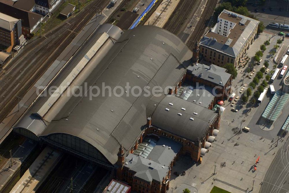 Bremen from above - , Ein altes Wahrzeichen Bremens und zentraler Verkehrsknotenpunkt, wurde mehrfach renoviert und umgebaut, Es herrscht eine hohe Zugfrequenz mit hoher Beförderungsdichte, Einkaufsmöglichkeiten sind vorhanden, Anschrift: Bahnhof Bremen HBF, Bahnhofsplatz 15, 28195 Bremen