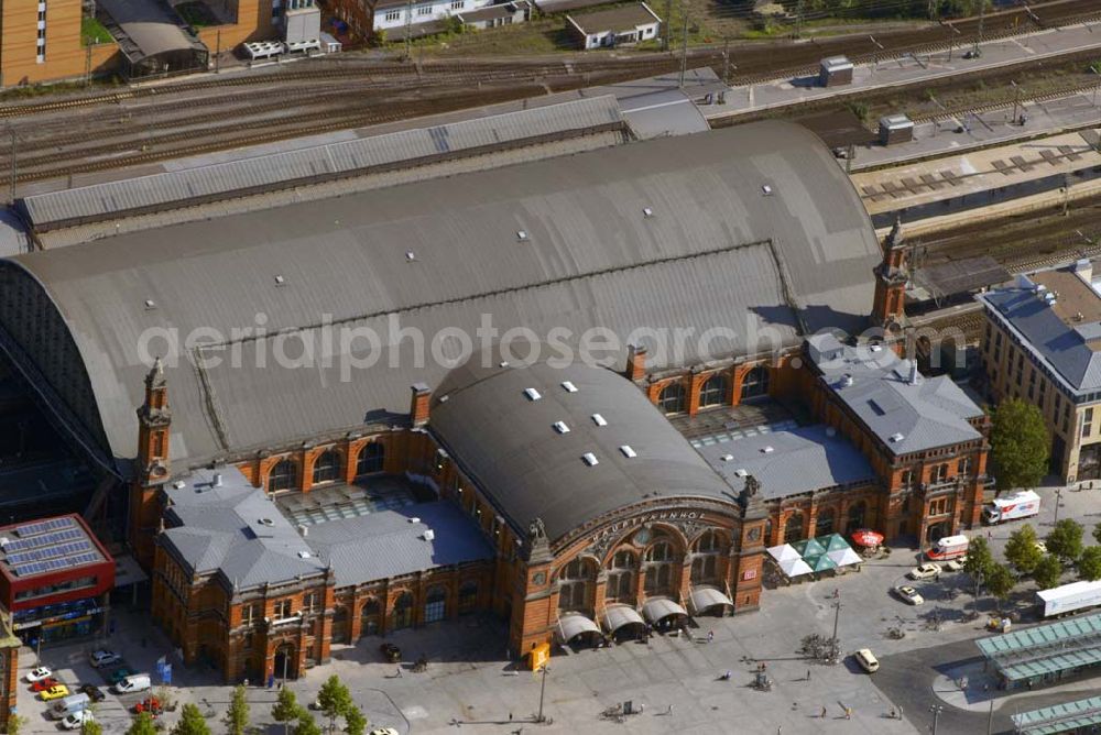 Bremen from the bird's eye view: , Ein altes Wahrzeichen Bremens und zentraler Verkehrsknotenpunkt, wurde mehrfach renoviert und umgebaut, Es herrscht eine hohe Zugfrequenz mit hoher Beförderungsdichte, Einkaufsmöglichkeiten sind vorhanden, Anschrift: Bahnhof Bremen HBF, Bahnhofsplatz 15, 28195 Bremen