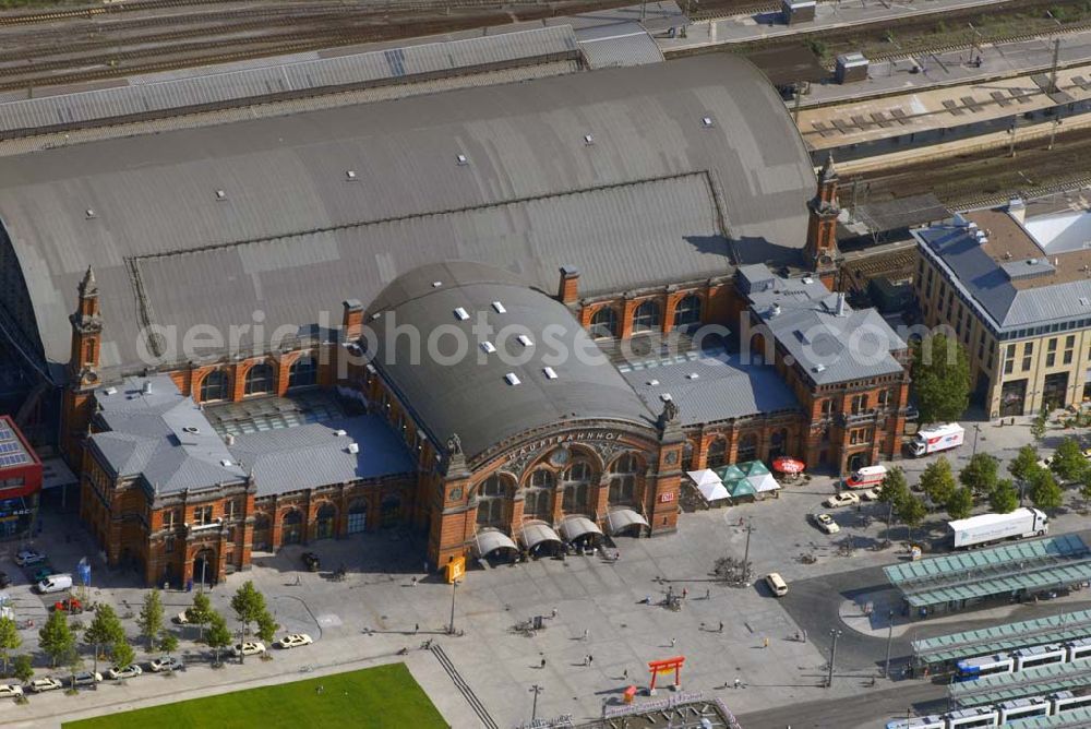 Aerial image Bremen - , Ein altes Wahrzeichen Bremens und zentraler Verkehrsknotenpunkt, wurde mehrfach renoviert und umgebaut, Es herrscht eine hohe Zugfrequenz mit hoher Beförderungsdichte, Einkaufsmöglichkeiten sind vorhanden, Anschrift: Bahnhof Bremen HBF, Bahnhofsplatz 15, 28195 Bremen