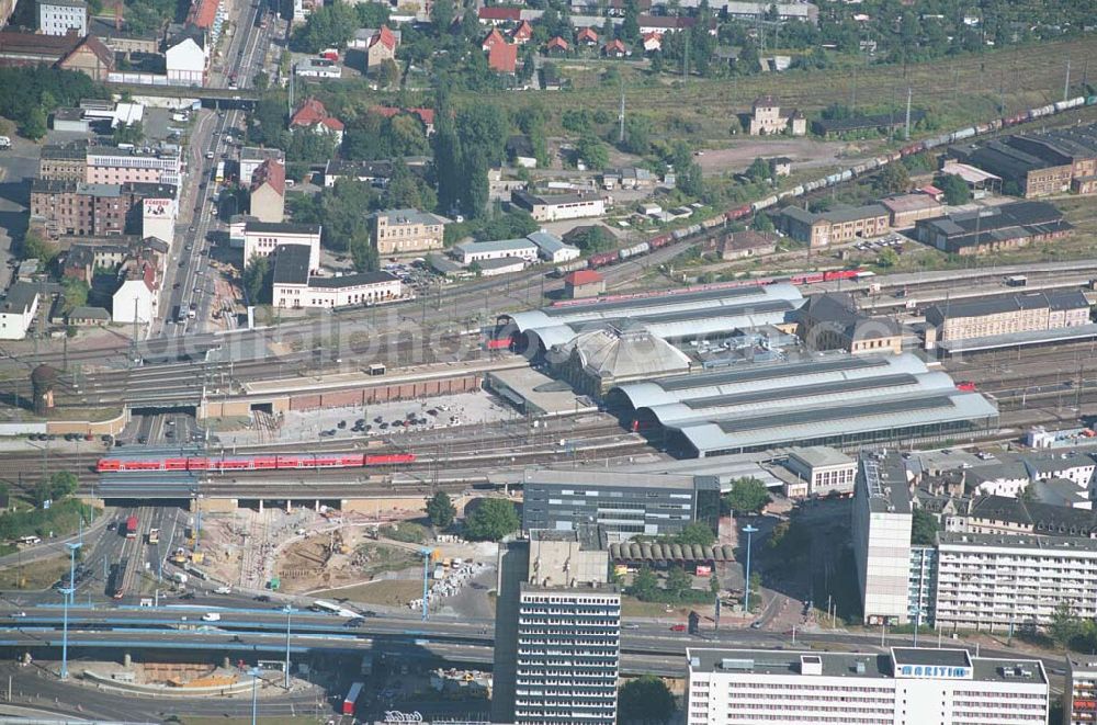 Aerial image Halle Sachsen-Anhalt) - Der Hauptbahnhof im Riebeckviertel wurde für 12,5 Millionen Euro rekonstruiert und umgebaut. ReiseZentrum Halle (Saale); Bahnhofsplatz 1; 06112 Halle