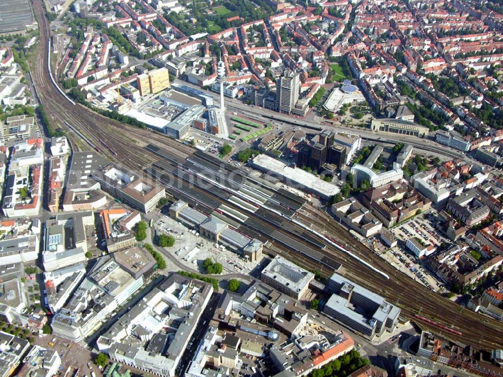 Aerial photograph Hannover (Niedersachsen) - 2004 wurde der Hauptbahnhof Hannover für vorbildlichen Reiseservice aus Kundensicht mit dem Preis „Bahnhof des Jahres“ausgezeichnet. Daten&Fakten: Service-Mitarbeiter 53; Mitarbeiter gesamt 120; Züge Fernverkehr täglich 230; Züge Nahverkehr täglich 440; Reisende und Besucher täglich 250.000; Aufzüge 6; Geschäfte und Gastronomie 47; Anzahl der Bahnsteige 6; Fläche der Bahnsteige 24.417 m²; Fläche Vermietung 13.065 m²; DB Automaten 47 ; Schließfächer 1.300 ; Parkplätze 1.622; Fahrradplätze 800 .