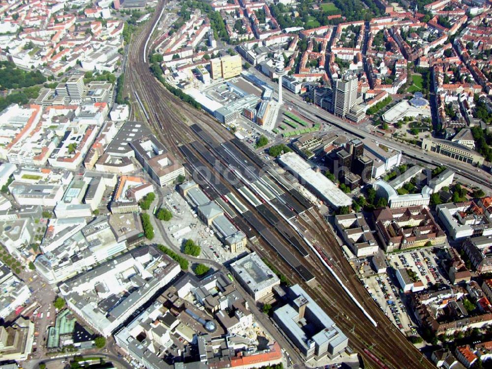 Hannover (Niedersachsen) from above - 2004 wurde der Hauptbahnhof Hannover für vorbildlichen Reiseservice aus Kundensicht mit dem Preis „Bahnhof des Jahres“ausgezeichnet. Daten&Fakten: Service-Mitarbeiter 53; Mitarbeiter gesamt 120; Züge Fernverkehr täglich 230; Züge Nahverkehr täglich 440; Reisende und Besucher täglich 250.000; Aufzüge 6; Geschäfte und Gastronomie 47; Anzahl der Bahnsteige 6; Fläche der Bahnsteige 24.417 m²; Fläche Vermietung 13.065 m²; DB Automaten 47 ; Schließfächer 1.300 ; Parkplätze 1.622; Fahrradplätze 800 .