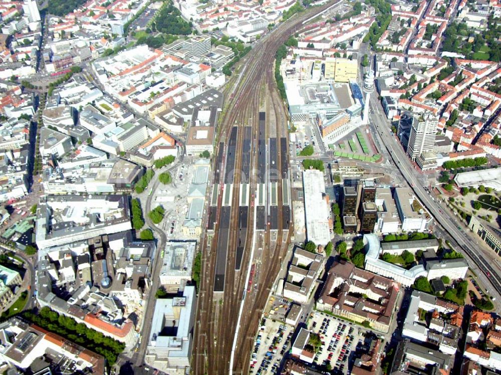 Hannover (Niedersachsen) from the bird's eye view: 2004 wurde der Hauptbahnhof Hannover für vorbildlichen Reiseservice aus Kundensicht mit dem Preis „Bahnhof des Jahres“ausgezeichnet. Daten&Fakten: Service-Mitarbeiter 53; Mitarbeiter gesamt 120; Züge Fernverkehr täglich 230; Züge Nahverkehr täglich 440; Reisende und Besucher täglich 250.000; Aufzüge 6; Geschäfte und Gastronomie 47; Anzahl der Bahnsteige 6; Fläche der Bahnsteige 24.417 m²; Fläche Vermietung 13.065 m²; DB Automaten 47 ; Schließfächer 1.300 ; Parkplätze 1.622; Fahrradplätze 800 .